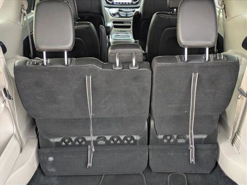 Used 2023 Chrysler Pacifica Touring-L FWD image 6