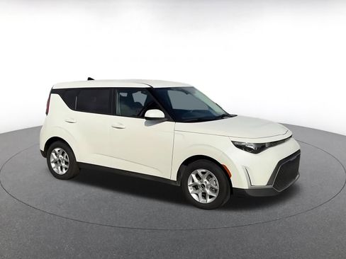 Used 2025 Kia Soul LX w/ LX Technology Package FWD image 2