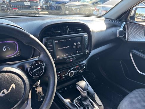 Used 2025 Kia Soul LX w/ LX Technology Package FWD image 14
