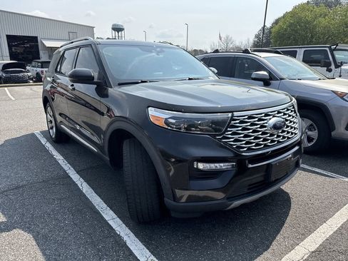 Used 2020 Ford Explorer Platinum w/ Premium Technology Package image 3