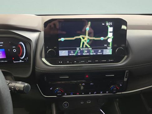 Used 2021 Nissan Rogue Platinum image 16