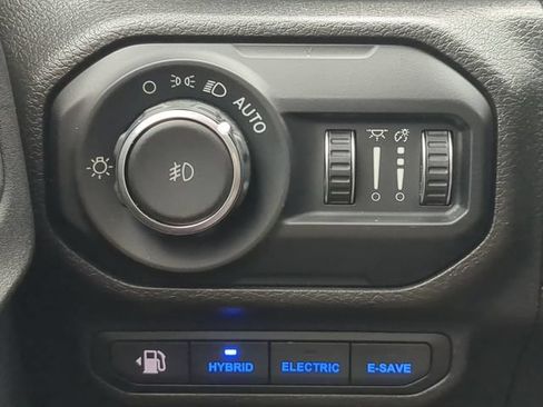 Used 2022 Jeep Wrangler Unlimited Sahara AWD/4WD image 25