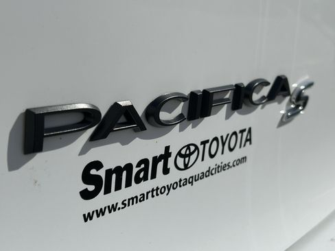 Used 2025 Chrysler Pacifica Limited image 8
