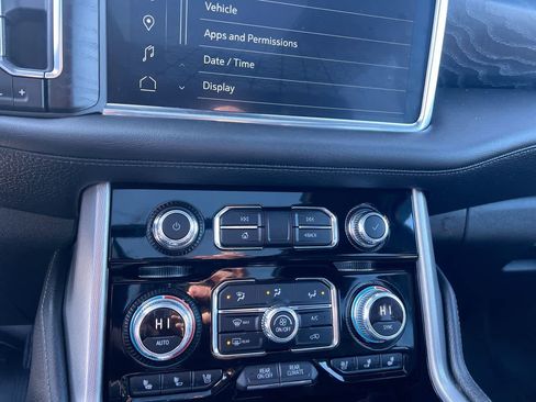 Used 2022 GMC Yukon XL Denali AWD/4WD image 19
