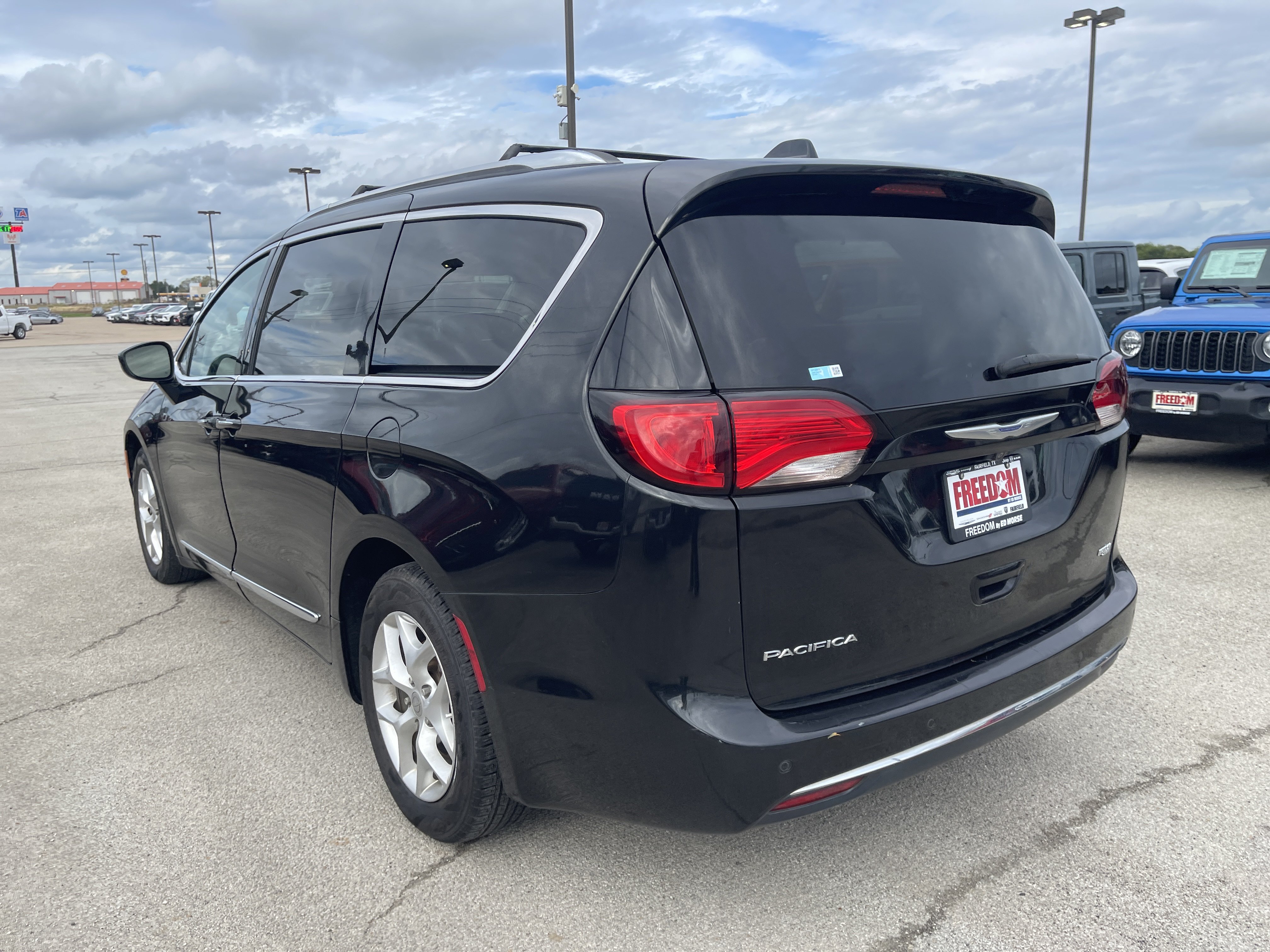 Used 2020 Chrysler Pacifica Touring-L w/ Tire & Wheel Group FWD image 6