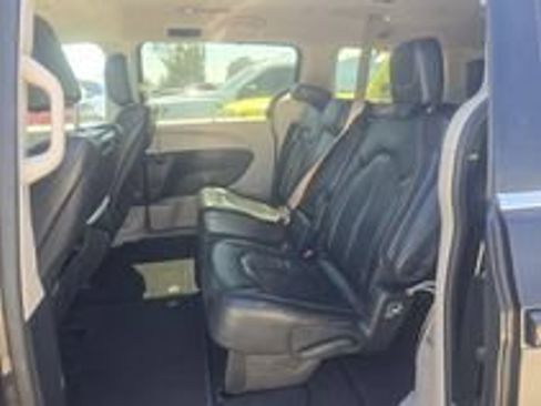 Used 2022 Chrysler Pacifica Touring-L w/ Uconnect Theater Family Group FWD image 23