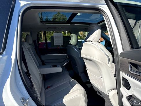 Used 2022 Jeep Grand Cherokee Overland w/ Advanced Protech Group III image 9