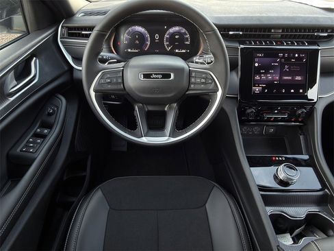 New 2025 Jeep Grand Cherokee L Altitude image 11