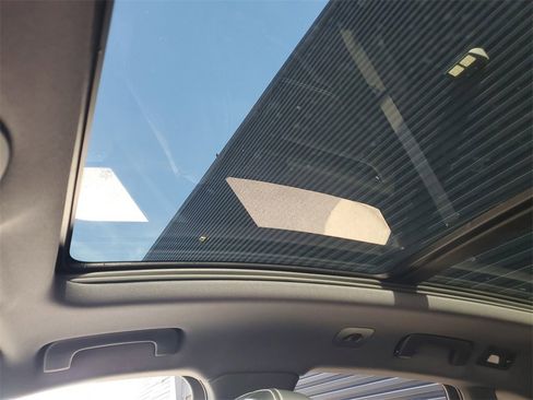 Used 2025 Porsche Macan image 37