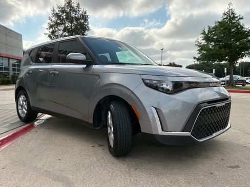 Used 2025 Kia Soul LX w/ LX Technology Package FWD image 4