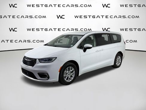 Used 2023 Chrysler Pacifica Touring-L FWD image 1