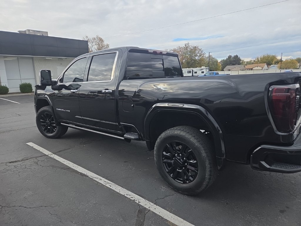 Used 2021 GMC Sierra 2500 Denali w/ Denali Black Diamond Edition AWD/4WD image 3