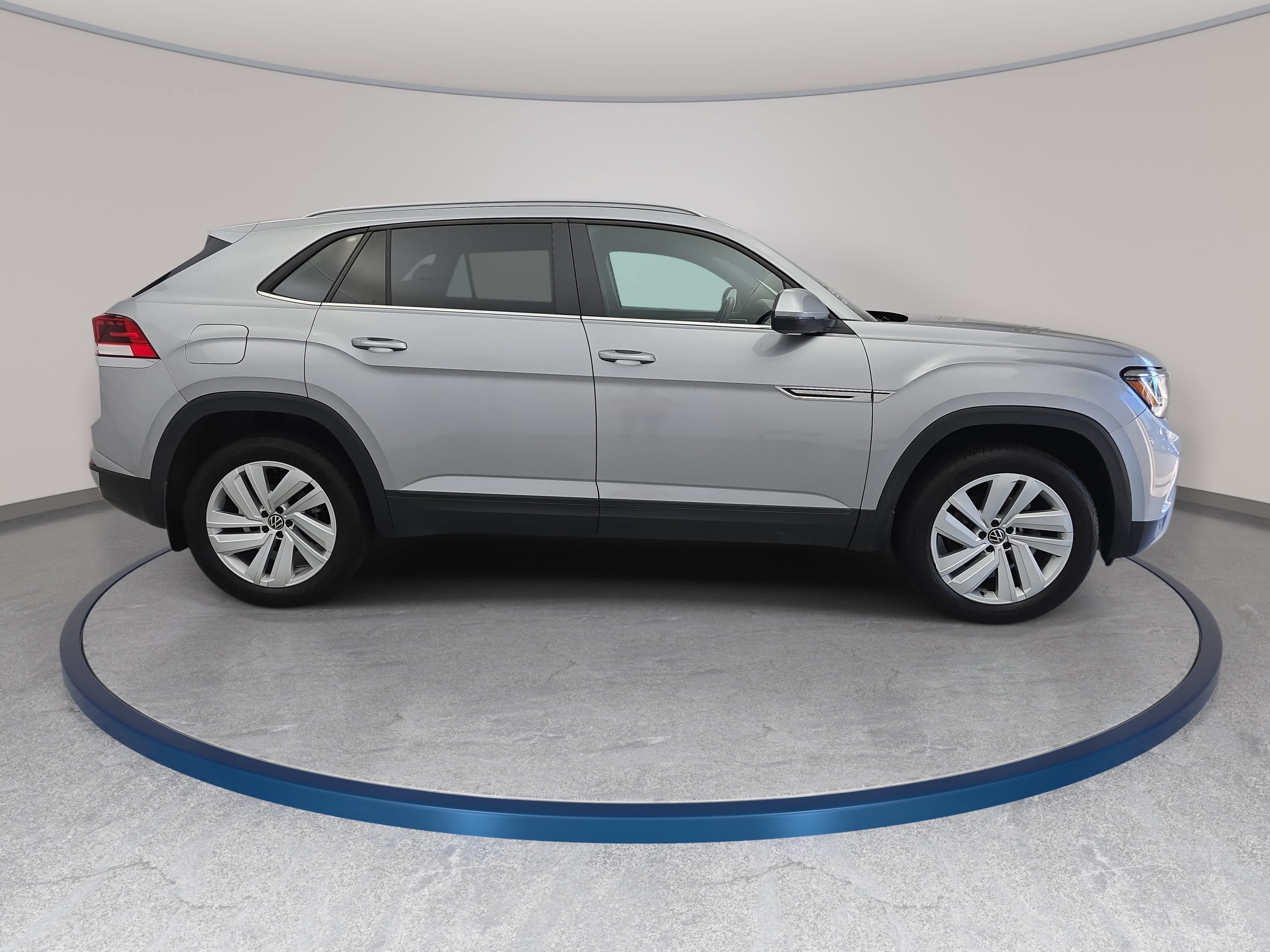 Used 2020 Volkswagen Atlas Cross Sport SE w/ Panoramic Sunroof Package FWD image 4
