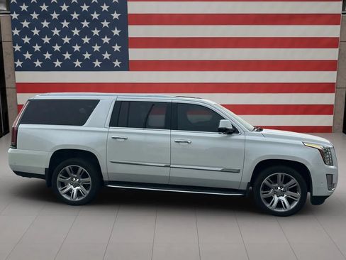 Used 2018 Cadillac Escalade ESV Luxury AWD/4WD image 11
