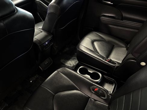 Used 2023 Toyota Highlander XLE image 12