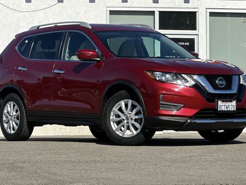 Used 2018 Nissan Rogue SV w/ Premium Package FWD image 1