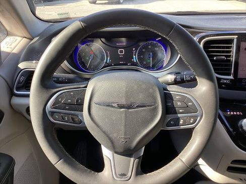 Used 2023 Chrysler Pacifica Touring-L FWD image 26