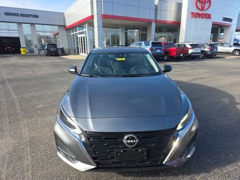 Used 2024 Nissan Altima 2.5 SV image 2