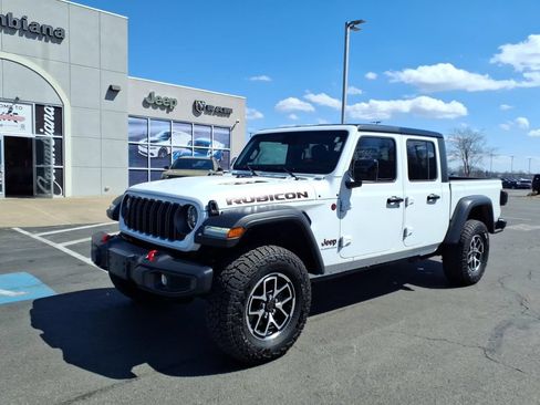 Used 2025 Jeep Gladiator Rubicon w/ Convenience Group AWD/4WD image 2