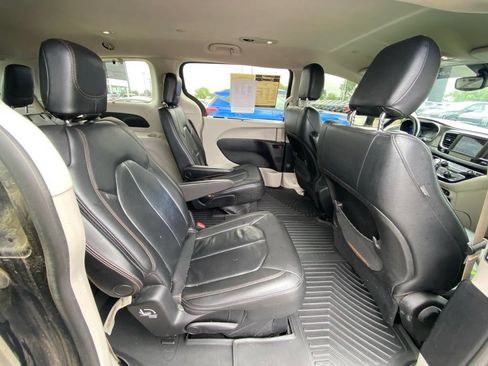 Used 2020 Chrysler Pacifica Touring-L FWD image 24