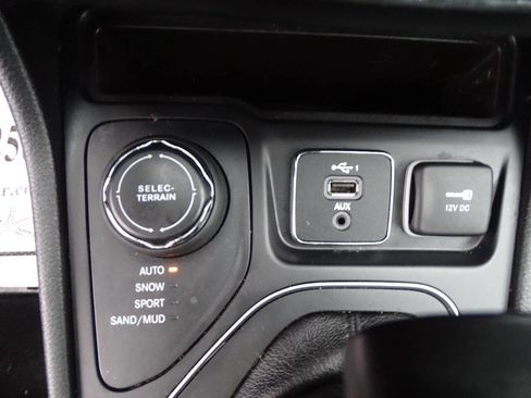 Used 2019 Jeep Cherokee Latitude Lux w/ Comfort & Convenience Group AWD/4WD image 32