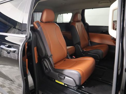 Used 2024 Kia Carnival SX image 23