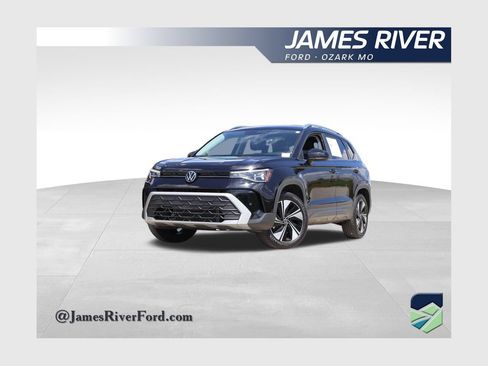 Used 2025 Volkswagen Taos SE AWD/4WD image 1