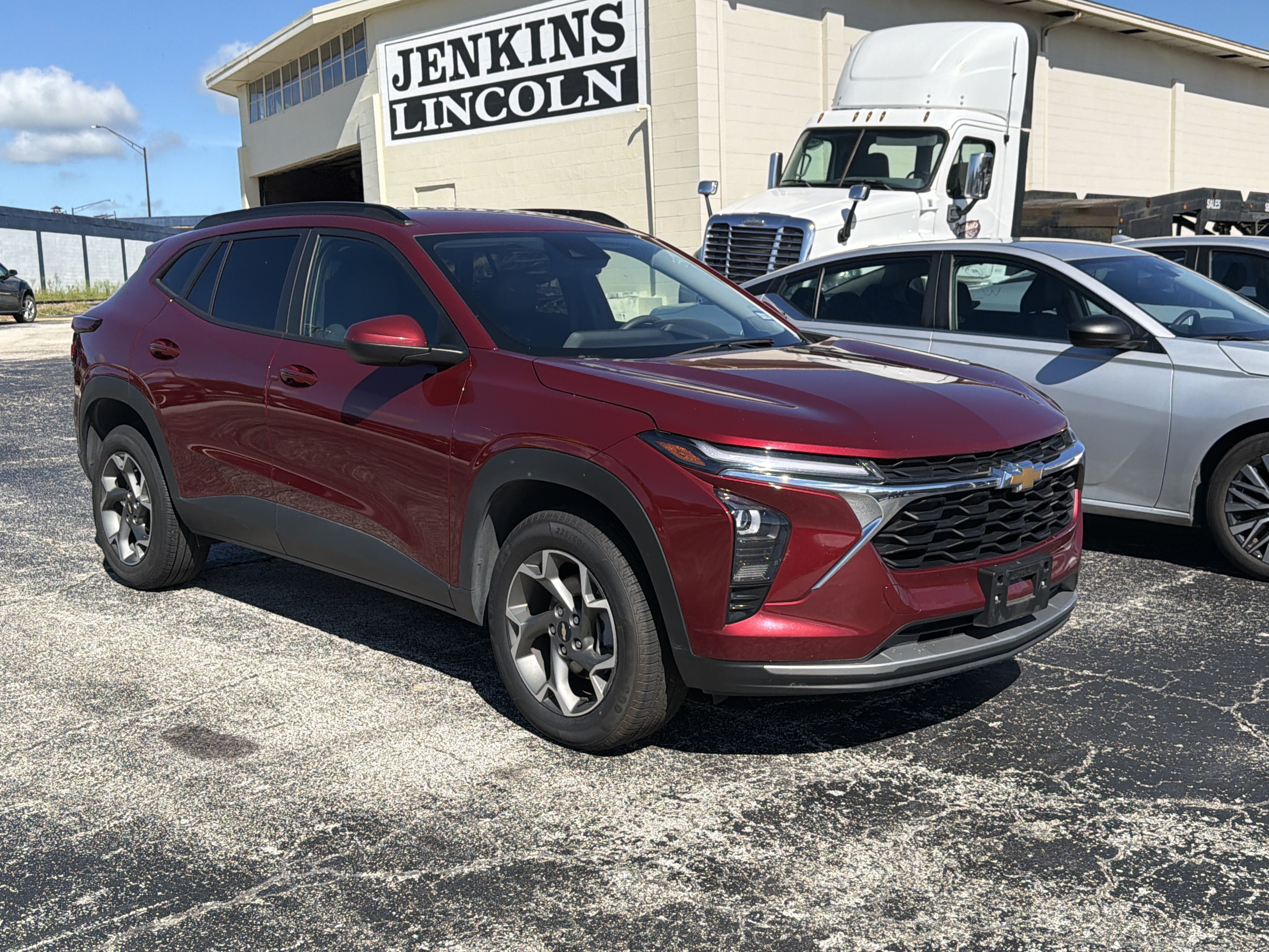 Used 2025 Chevrolet Trax LT FWD image 1