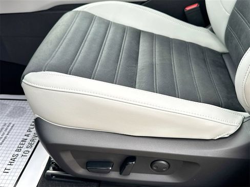 New 2025 Mitsubishi Outlander SE image 20