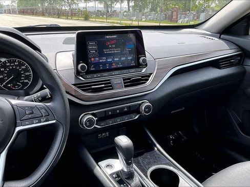 Used 2024 Nissan Altima 2.5 SV FWD image 6