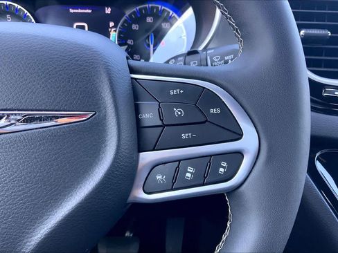 Used 2025 Chrysler Pacifica Select FWD image 25
