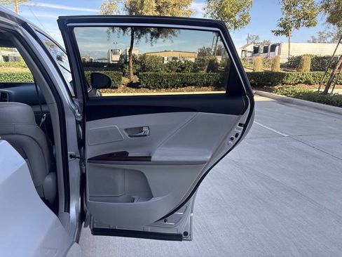 Used 2011 Toyota Venza w/ Leather Pkg image 13