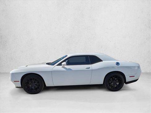 Used 2015 Dodge Challenger SXT image 8