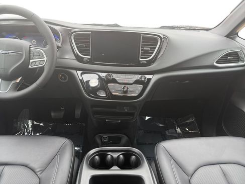 Used 2026 Chrysler Pacifica Select image 11