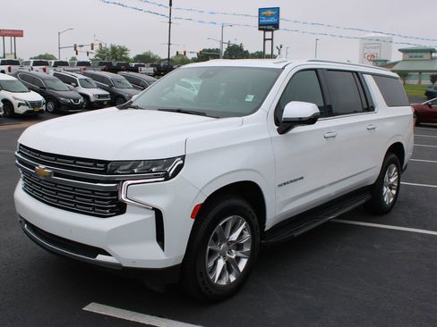 Used 2023 Chevrolet Suburban Premier AWD/4WD image 4