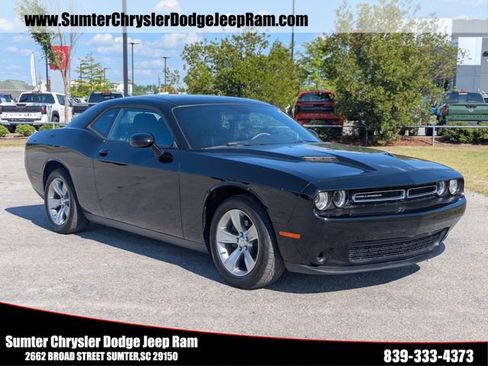 Used 2017 Dodge Challenger SXT RWD image 1