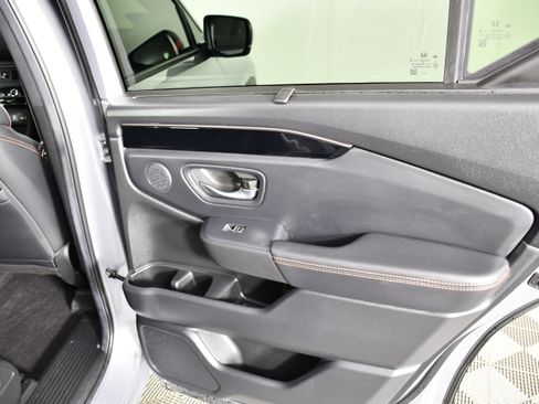 Used 2025 Honda Pilot TrailSport image 45