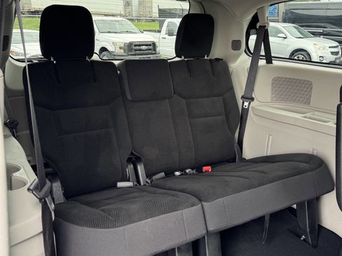 Used 2019 Dodge Grand Caravan SE w/ UConnect Hands-Free Group image 11