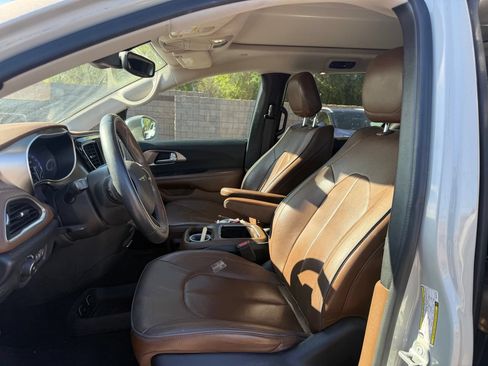 Used 2017 Chrysler Pacifica Limited w/ Advanced Safetytec Group FWD image 12