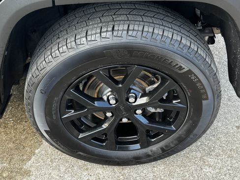 Used 2025 Jeep Grand Cherokee Altitude AWD/4WD image 9