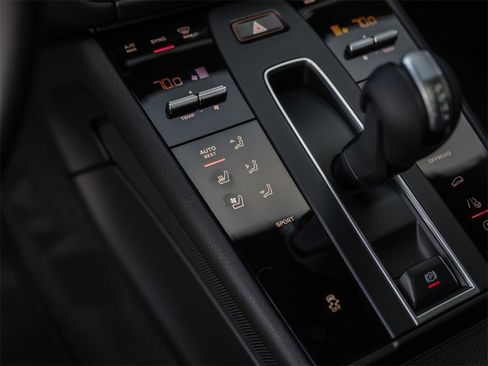 Certified 2025 Porsche Macan image 25