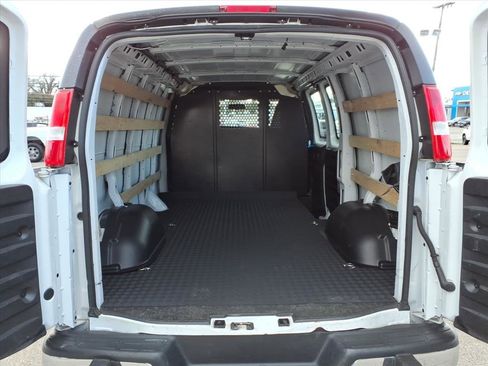 Used 2024 Chevrolet Express 2500 w/ Driver Convenience Package image 17