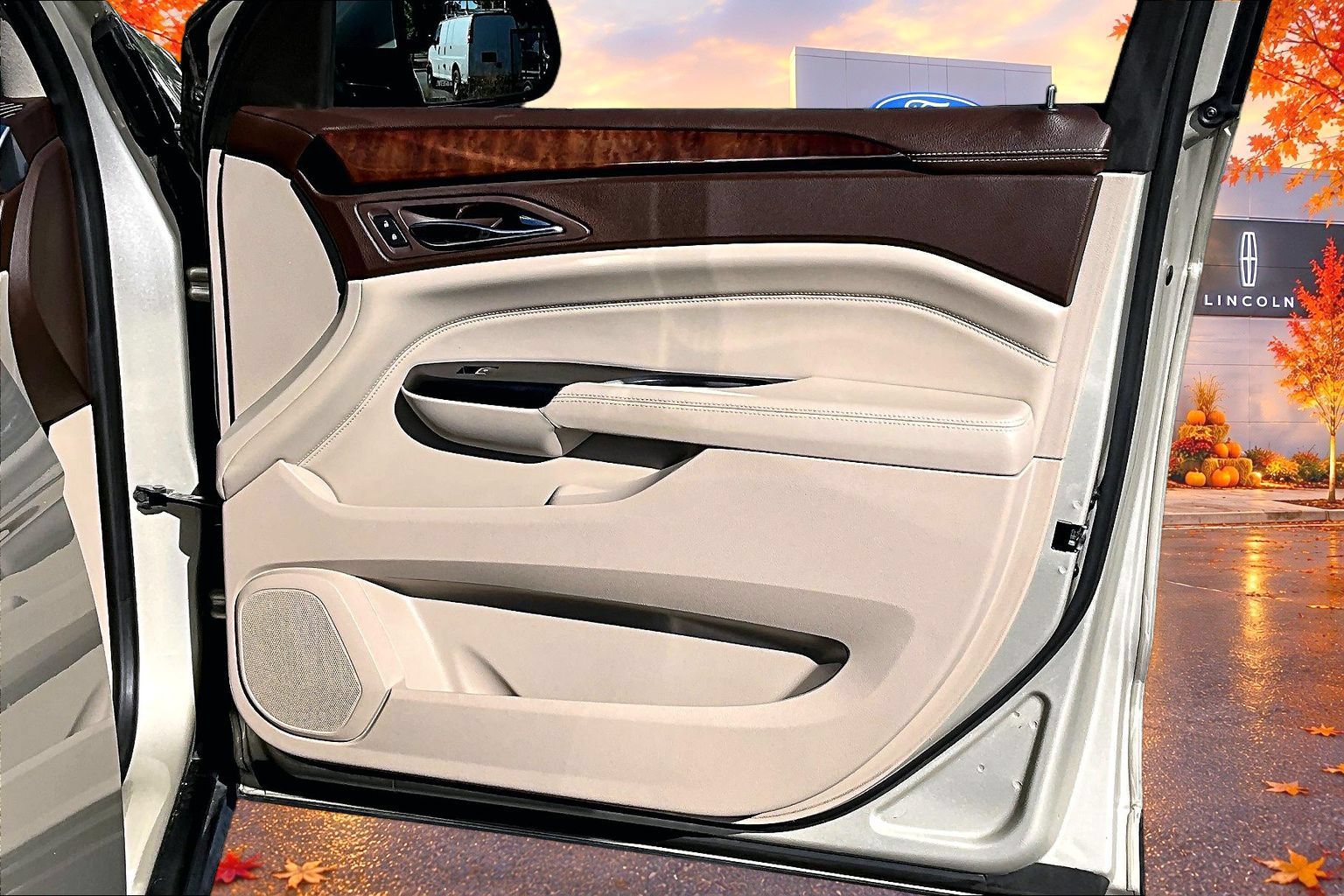Used 2015 Cadillac SRX Luxury w/ Driver Awareness Package FWD image 27