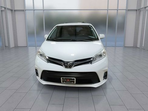 Used 2018 Toyota Sienna LE image 3