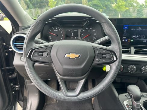 Used 2024 Chevrolet Trax LS w/ LS Convenience Package FWD image 11