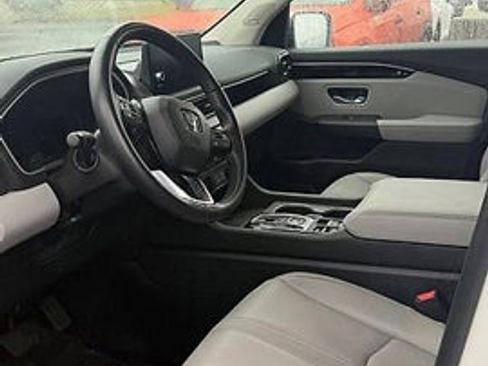 Used 2025 Honda Pilot Touring image 11