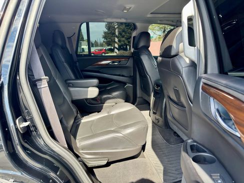 Used 2017 Cadillac Escalade Luxury image 16