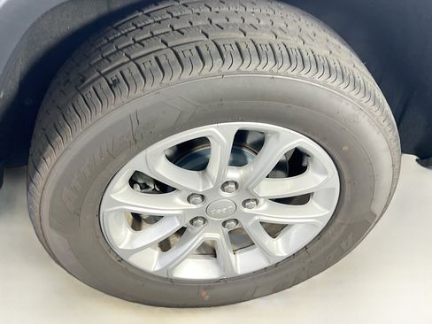 Used 2022 Jeep Grand Cherokee Laredo E image 28