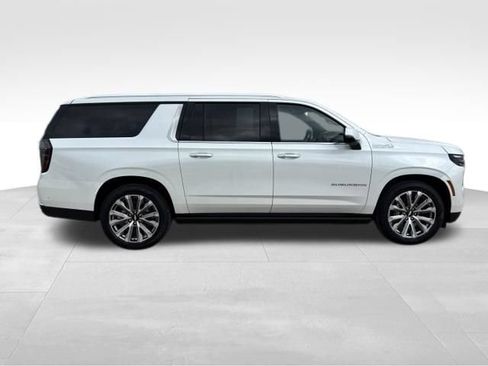 Certified 2025 Chevrolet Suburban High Country AWD/4WD image 6