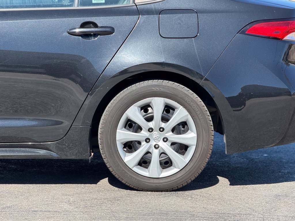 Used 2021 Toyota Corolla LE FWD image 3